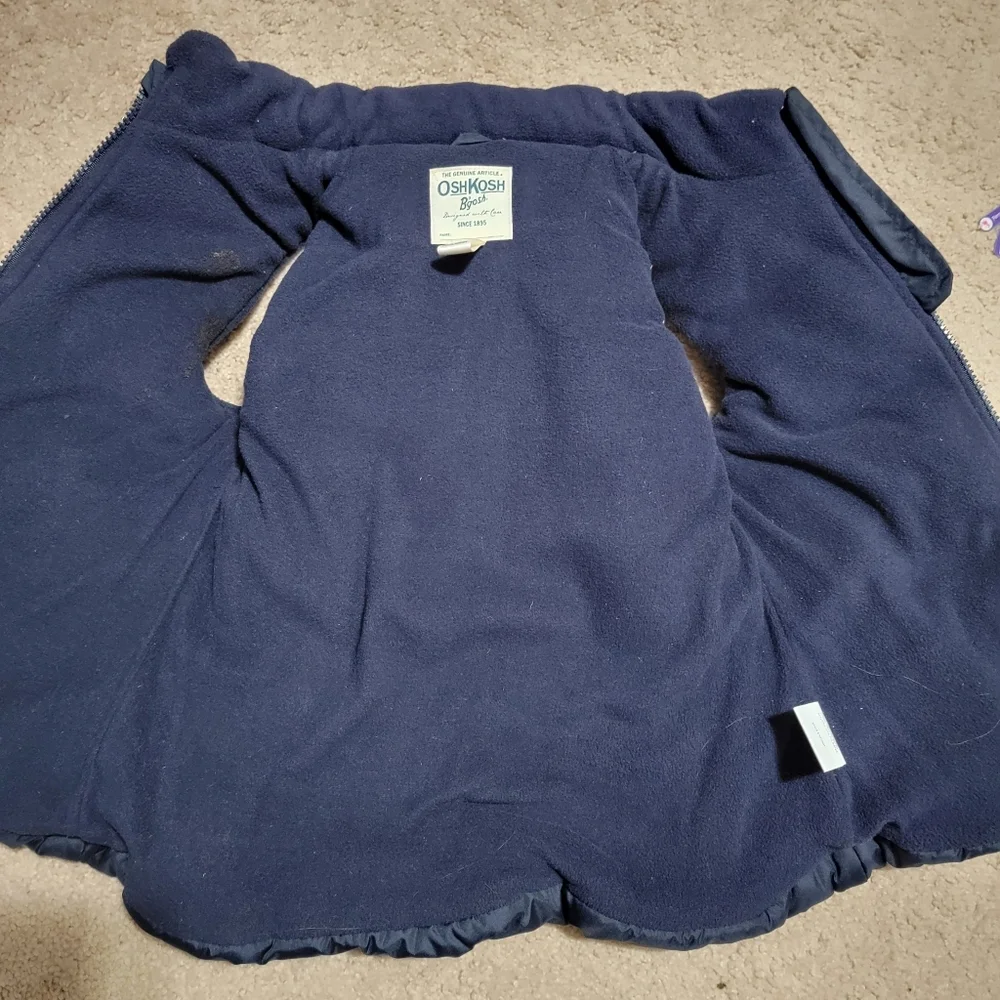 Girl's Oshkosh B'gosh Navy puffy vest. Size 6